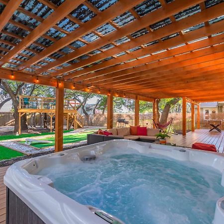 Luxurious Home With Hot Tub & Tree Deck By 6Flags サンアントニオ エクステリア 写真