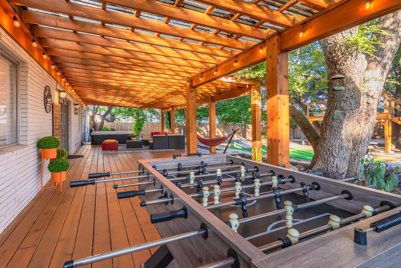 Luxurious Home With Hot Tub & Tree Deck By 6Flags サンアントニオ エクステリア 写真