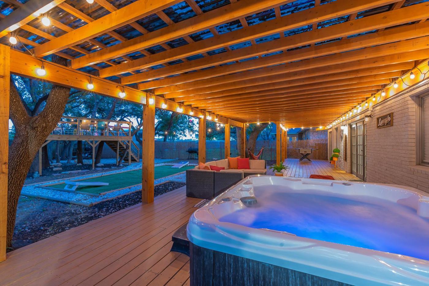 Luxurious Home With Hot Tub & Tree Deck By 6Flags サンアントニオ エクステリア 写真
