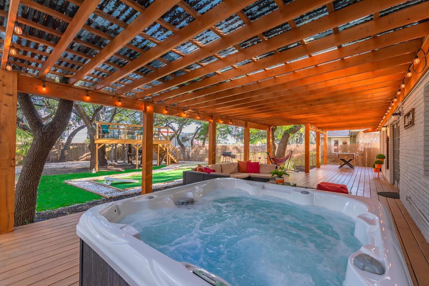 Luxurious Home With Hot Tub & Tree Deck By 6Flags サンアントニオ エクステリア 写真