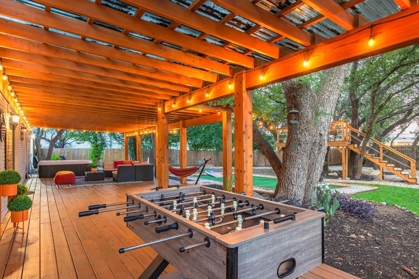 Luxurious Home With Hot Tub & Tree Deck By 6Flags サンアントニオ エクステリア 写真