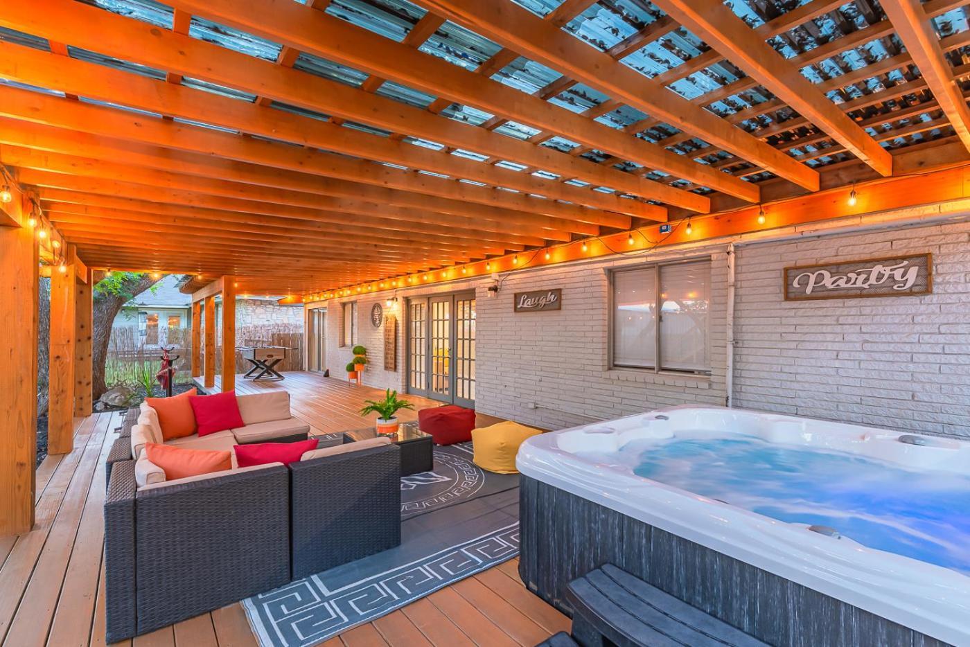 Luxurious Home With Hot Tub & Tree Deck By 6Flags サンアントニオ エクステリア 写真