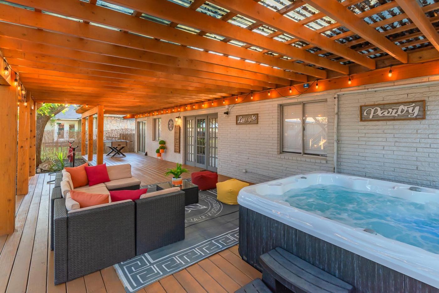 Luxurious Home With Hot Tub & Tree Deck By 6Flags サンアントニオ エクステリア 写真