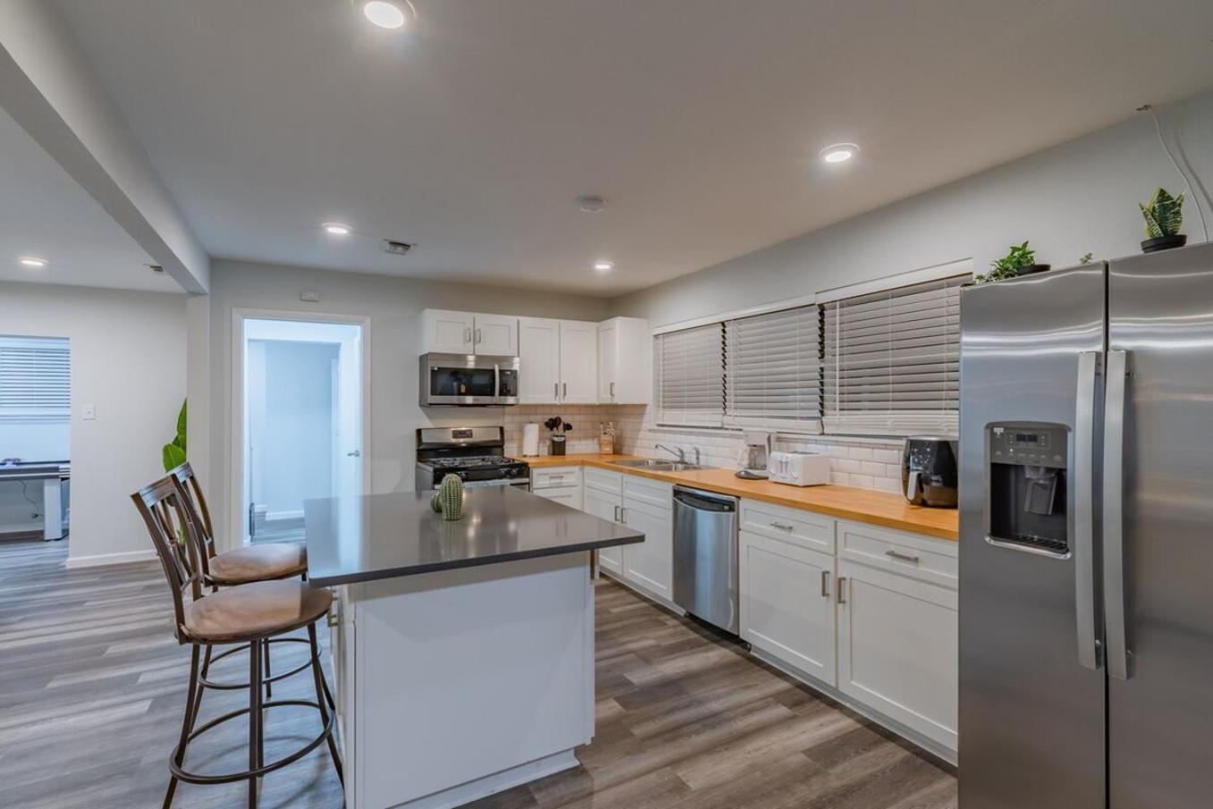 Luxurious Home With Hot Tub & Tree Deck By 6Flags サンアントニオ エクステリア 写真