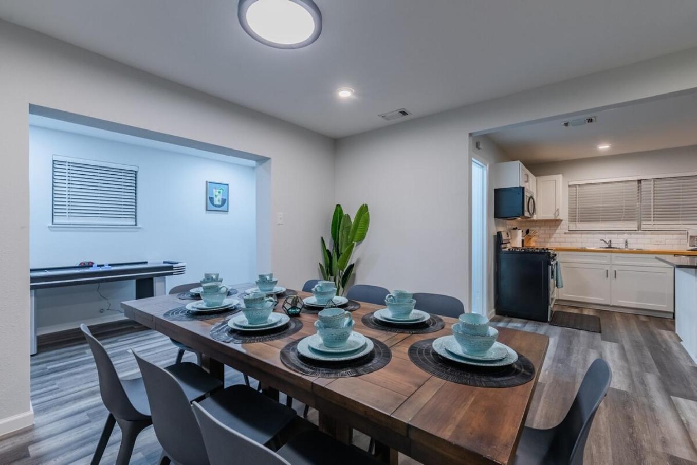 Luxurious Home With Hot Tub & Tree Deck By 6Flags サンアントニオ エクステリア 写真