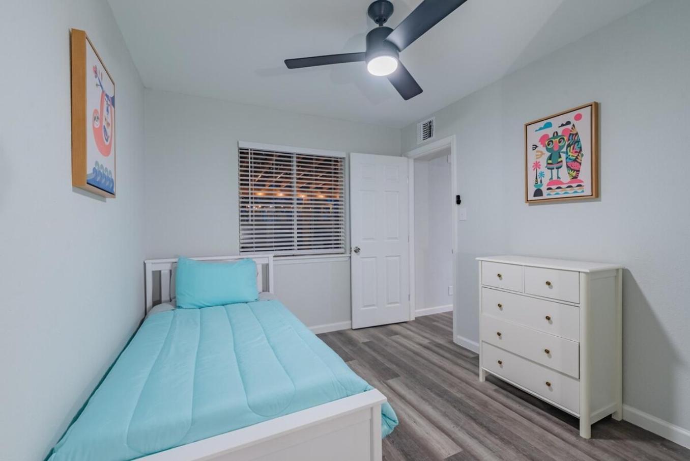 Luxurious Home With Hot Tub & Tree Deck By 6Flags サンアントニオ エクステリア 写真