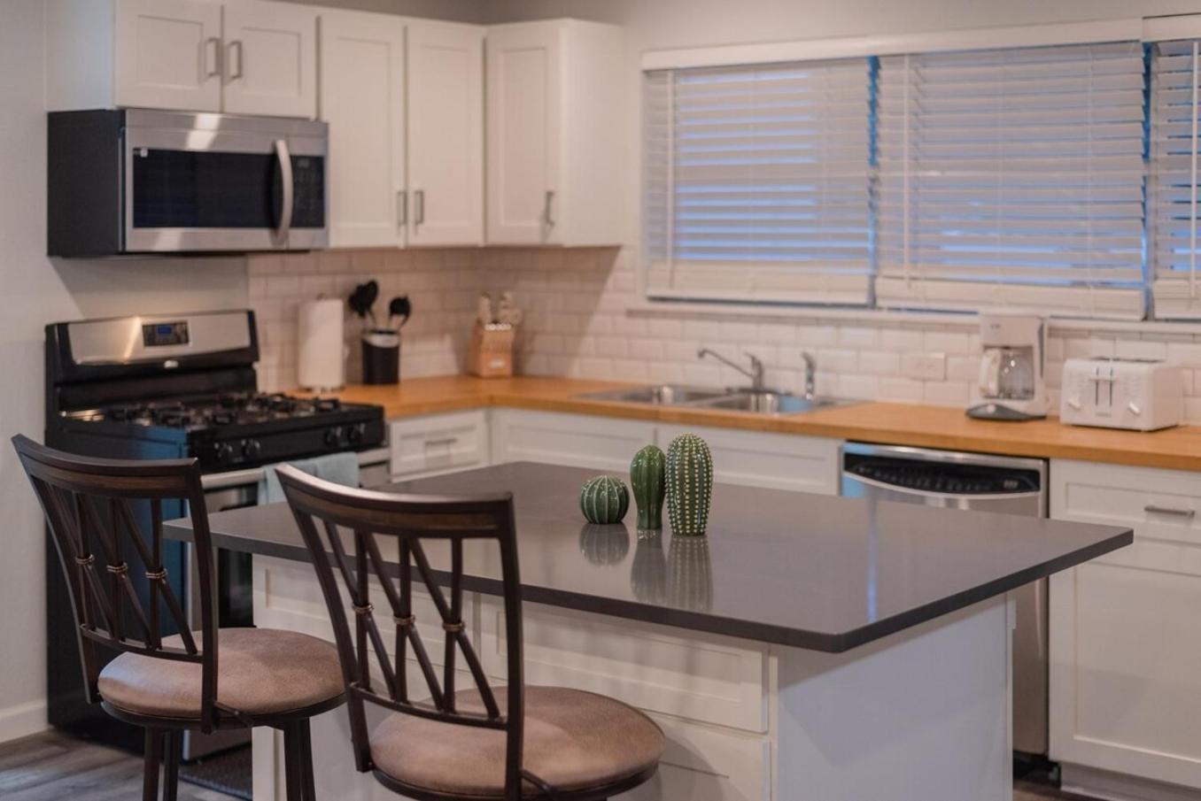 Luxurious Home With Hot Tub & Tree Deck By 6Flags サンアントニオ エクステリア 写真