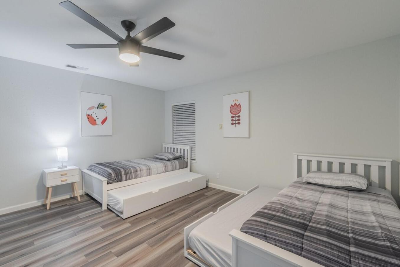 Luxurious Home With Hot Tub & Tree Deck By 6Flags サンアントニオ エクステリア 写真