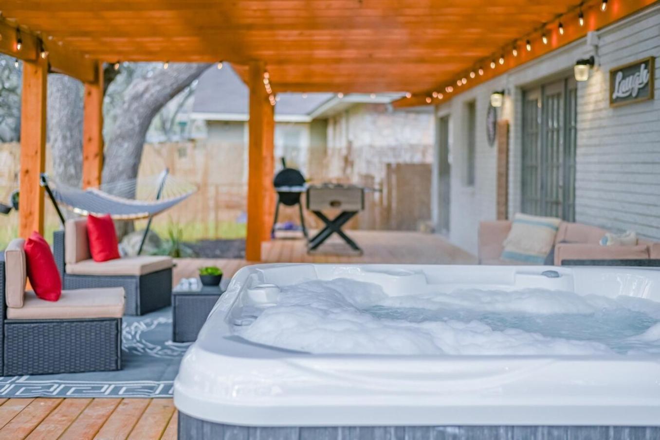 Luxurious Home With Hot Tub & Tree Deck By 6Flags サンアントニオ エクステリア 写真