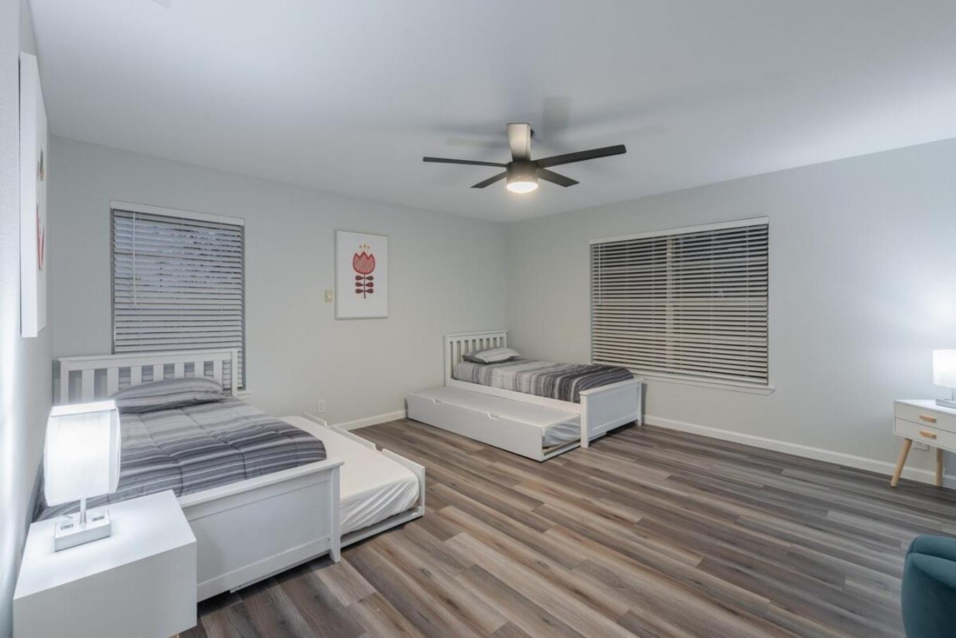 Luxurious Home With Hot Tub & Tree Deck By 6Flags サンアントニオ エクステリア 写真