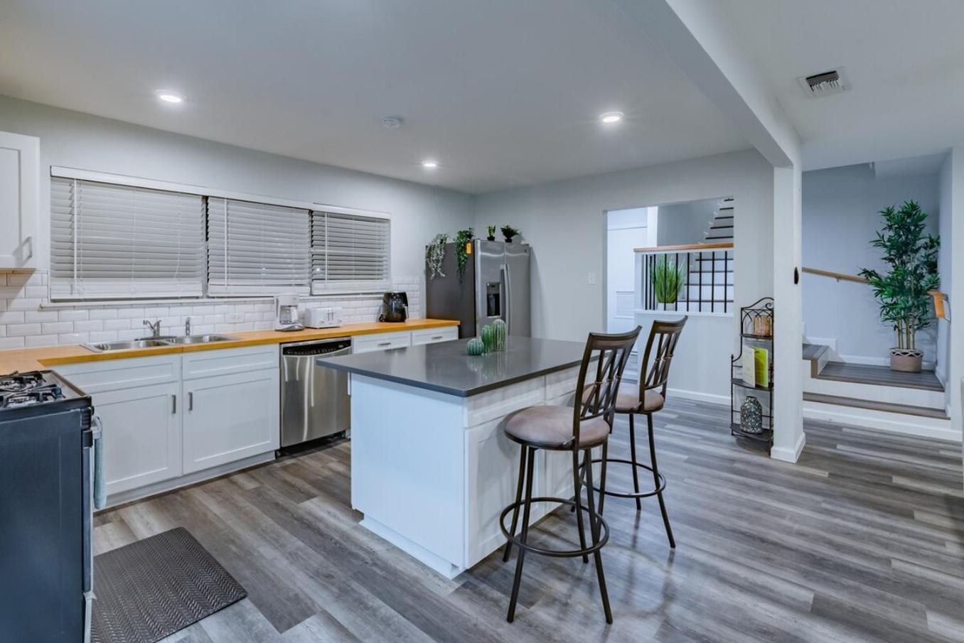 Luxurious Home With Hot Tub & Tree Deck By 6Flags サンアントニオ エクステリア 写真