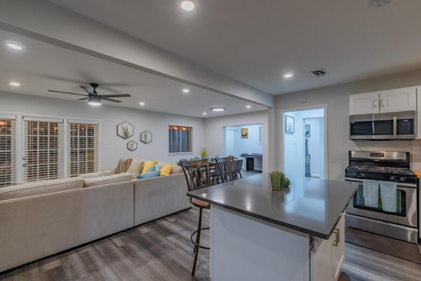 Luxurious Home With Hot Tub & Tree Deck By 6Flags サンアントニオ エクステリア 写真