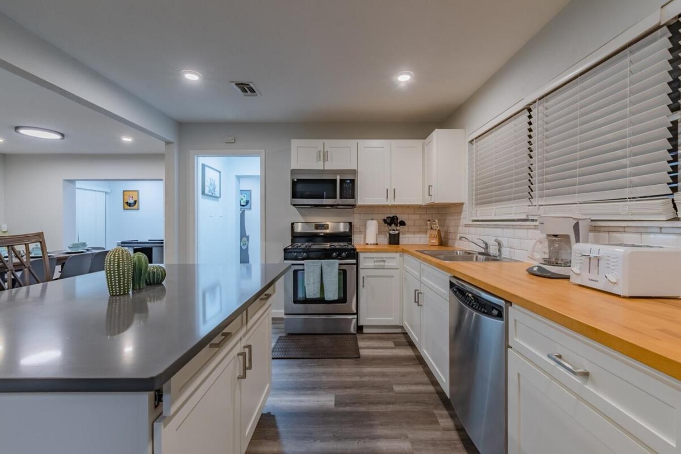Luxurious Home With Hot Tub & Tree Deck By 6Flags サンアントニオ エクステリア 写真