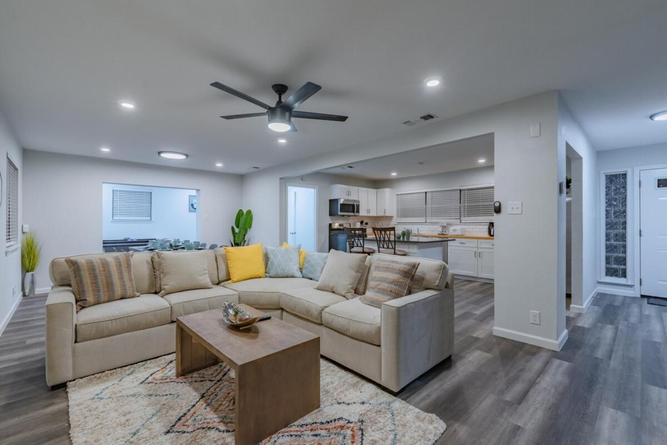 Luxurious Home With Hot Tub & Tree Deck By 6Flags サンアントニオ エクステリア 写真