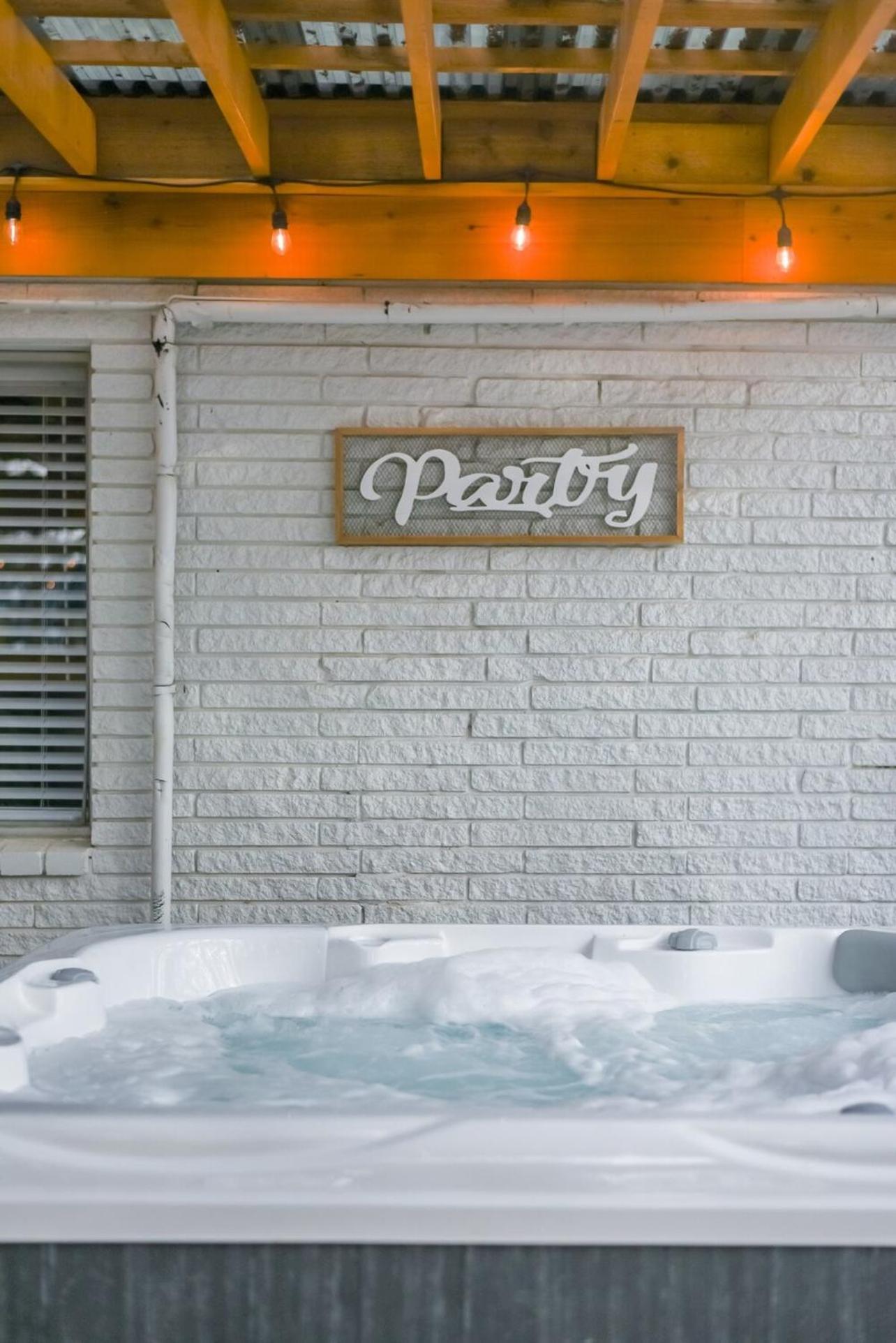 Luxurious Home With Hot Tub & Tree Deck By 6Flags サンアントニオ エクステリア 写真